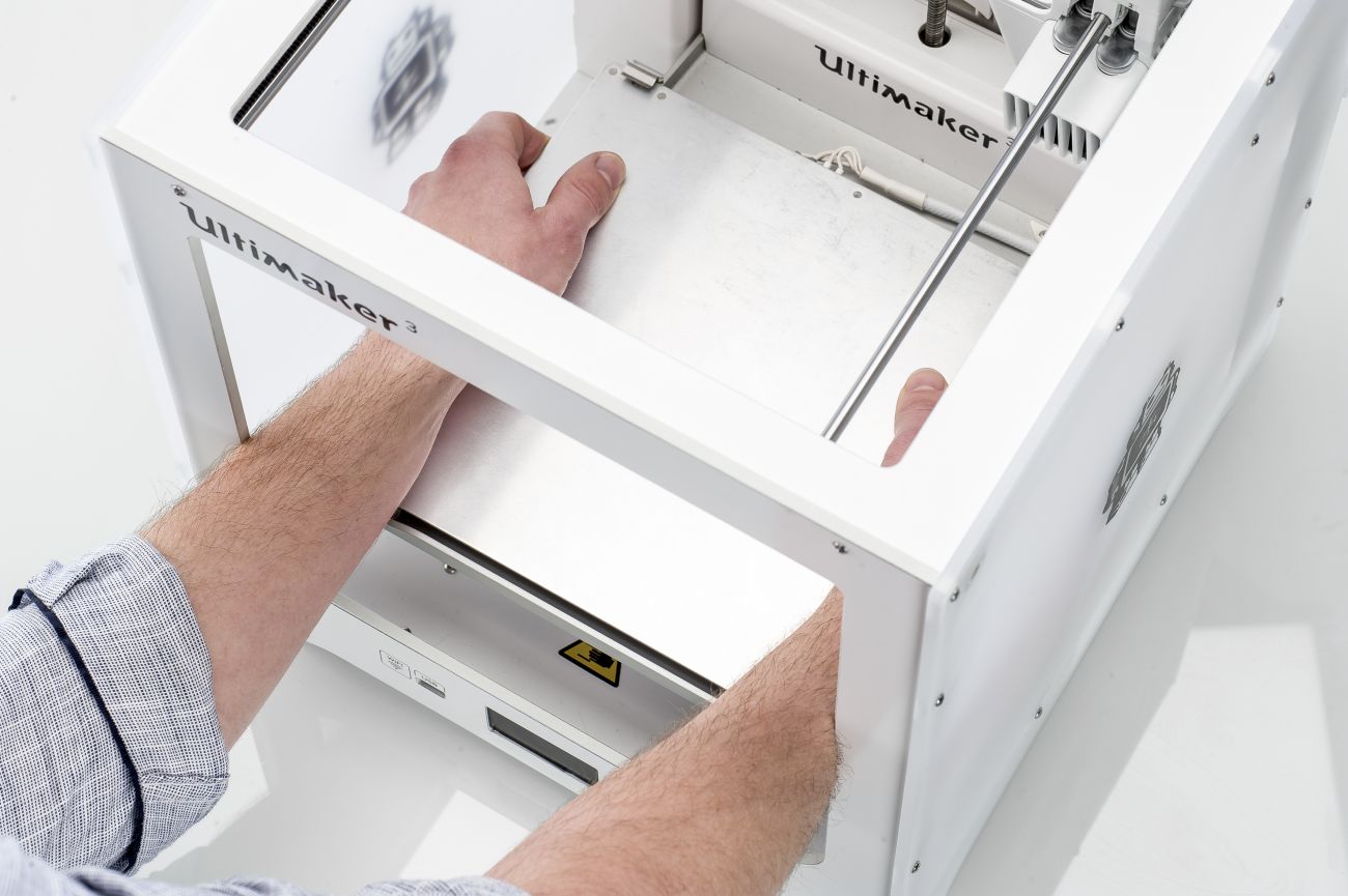 Replace the Ultimaker 3 build plate clamps